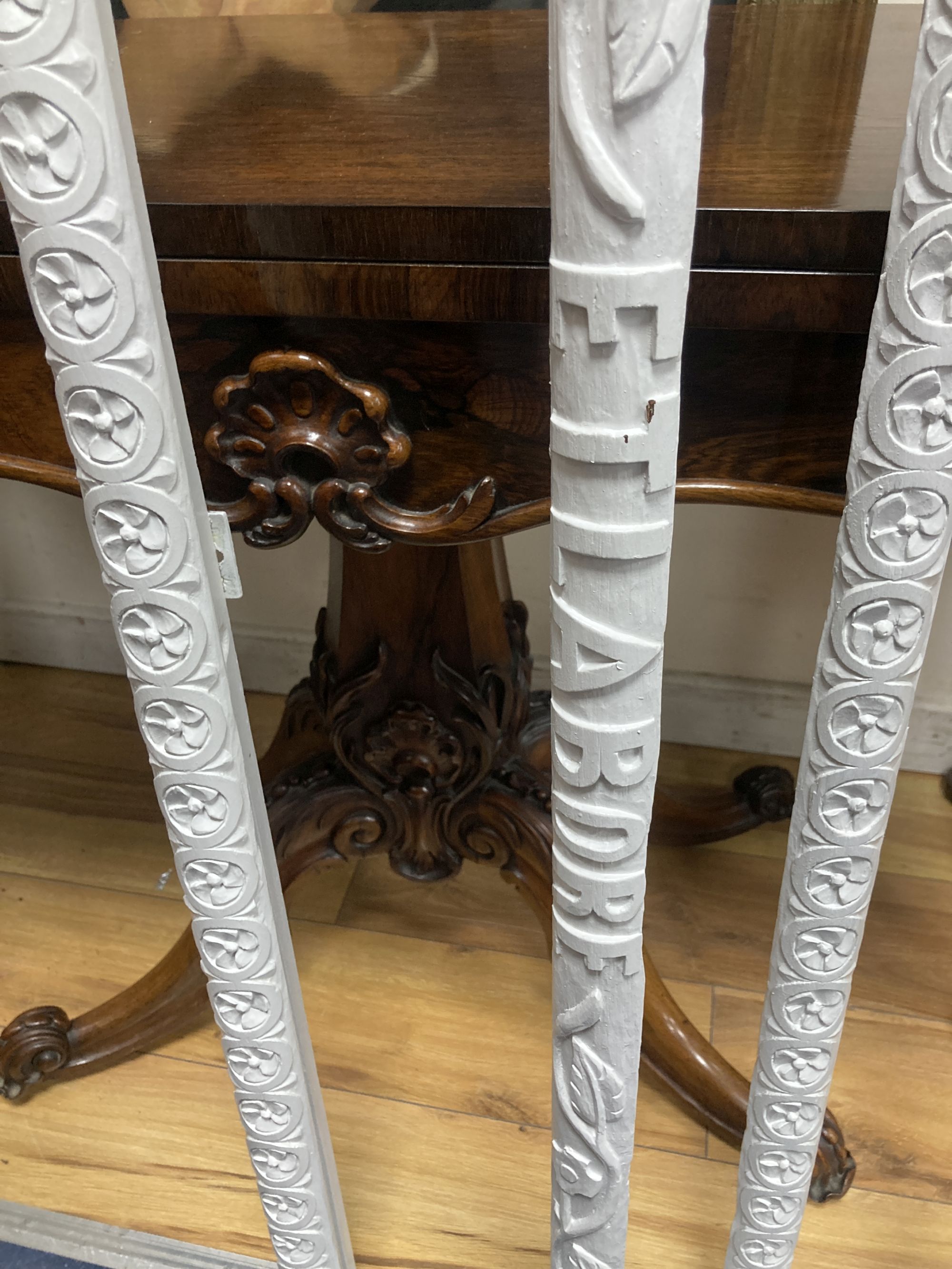 A 19th century carved painted wood plate rack, length 122cm, height 56cm